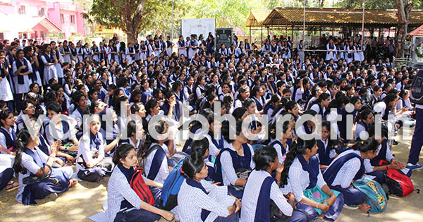 ಉಡುಪಿ: ಉಪನ್ಯಾಸಕರ ಅಮಾನತು ವಿರೋಧಿಸಿ ವಿದ್ಯಾರ್ಥಿಗಳ ಪ್ರತಿಭಟನೆ